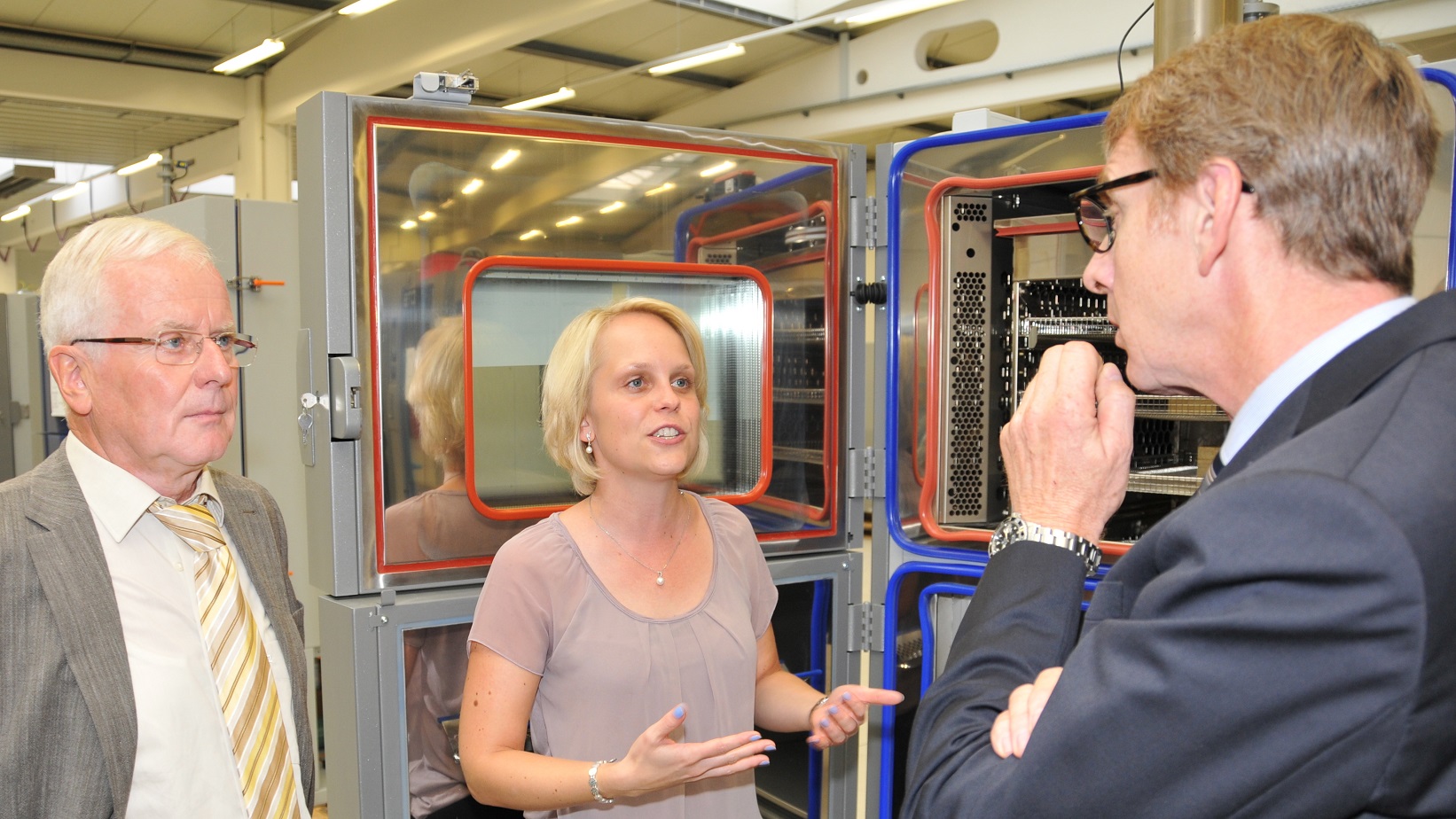 Hightech aus Hechingen: Helmut Maute, Nathalie Maute und Kammerpräsident Harald Herrmann beim  Rundgang durch die Produktion.